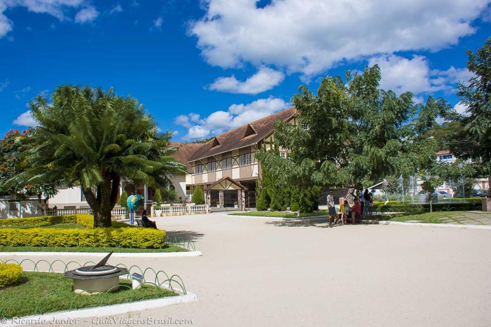 Imagem da Praça arborizada de Domingos Martins.